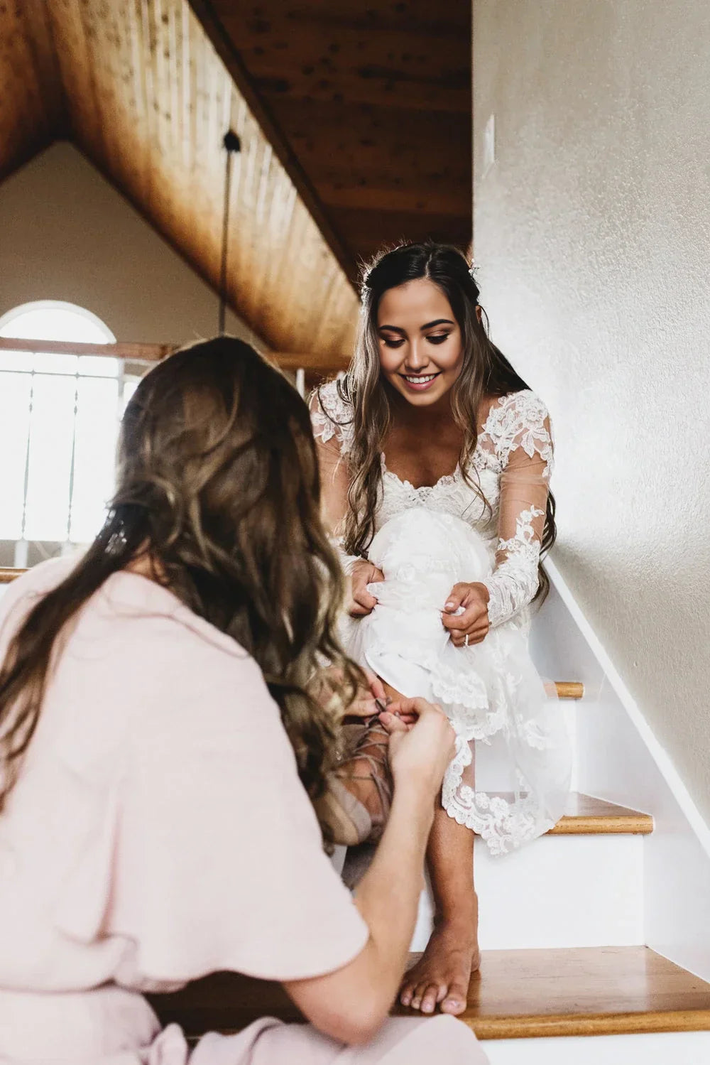 Vestido de novia bohemio con encaje, espalda en V profunda y cola catedral
